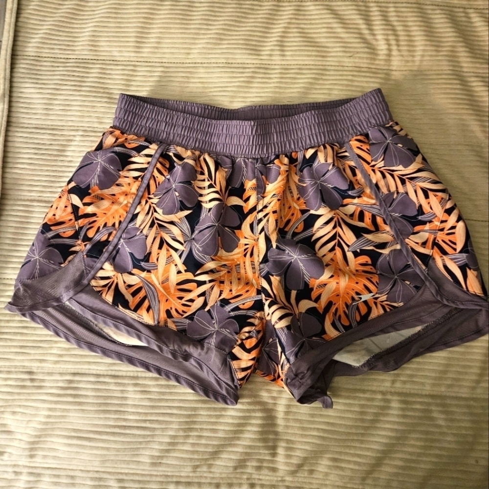 Crane Women's Shorts in Purple and Orange Leaf Print Performance Size S